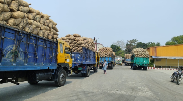 Trade through Banglabandha land port stays normal